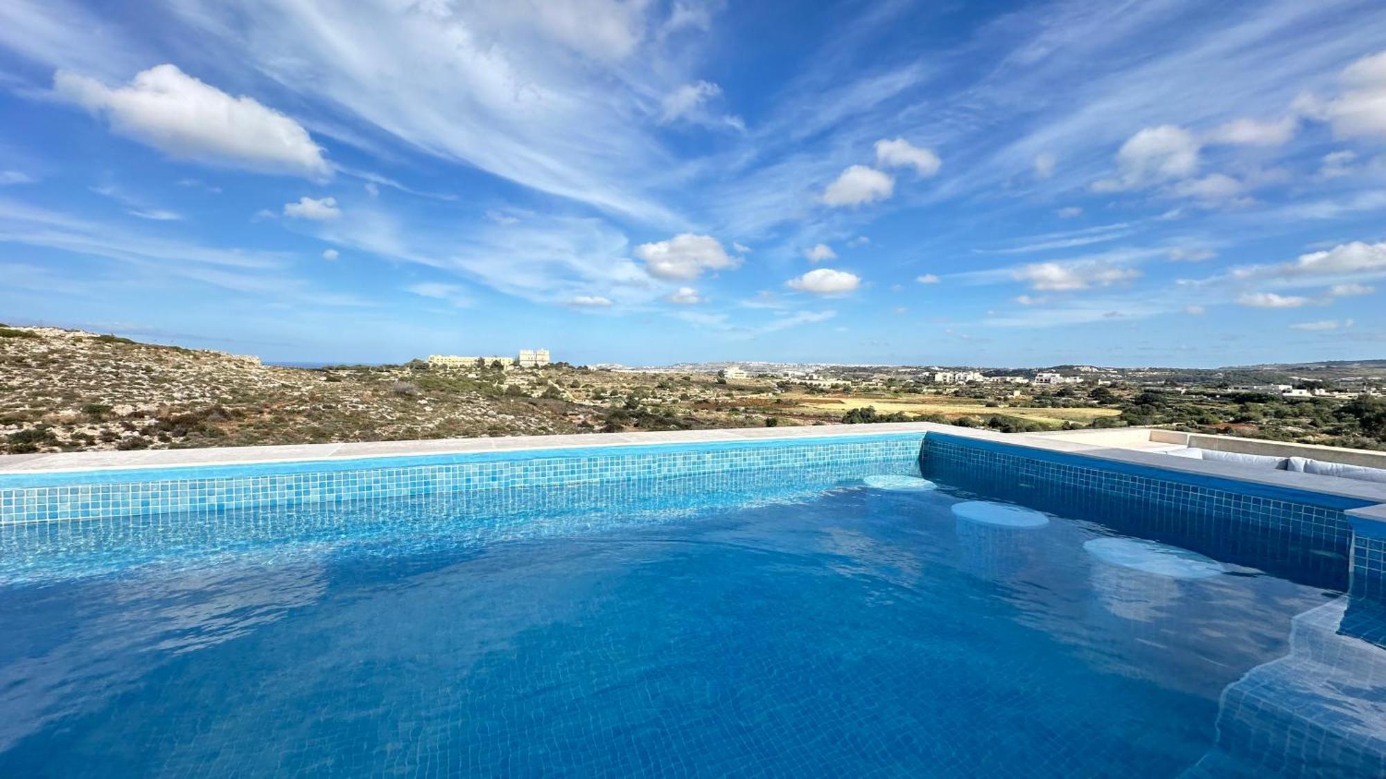 Penthouse In With Private Pool & Large Terraces *